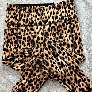 Victoria’s Secret essential legging pockets leopard print